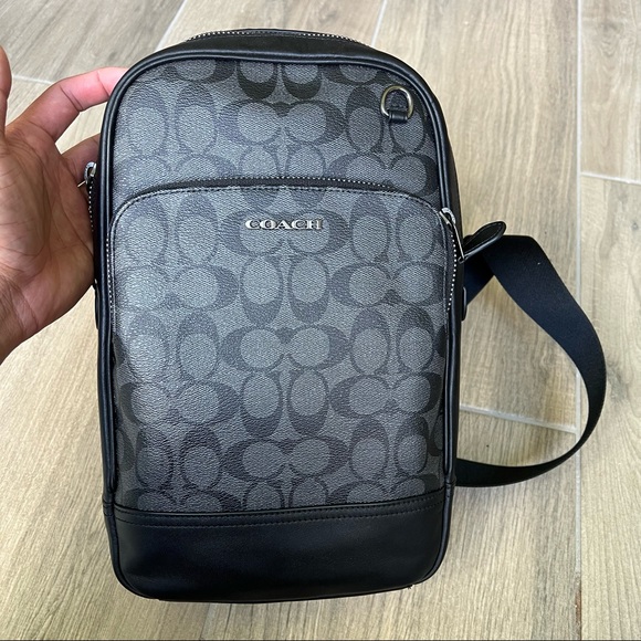 Coach Graham Pack In Signature Canvas - Picture 2 of 8